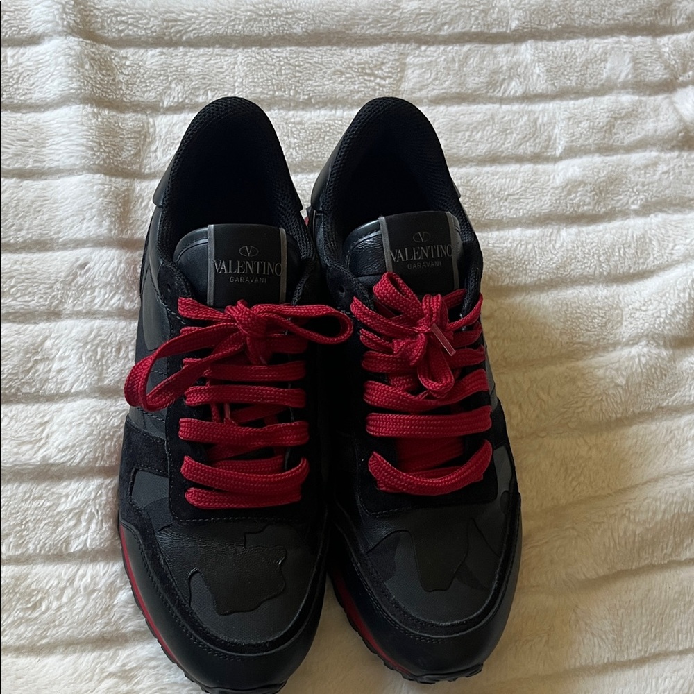 Valentino Garavani Black & Red Camo Rockrunner Sneakers - Picture 5 of 16